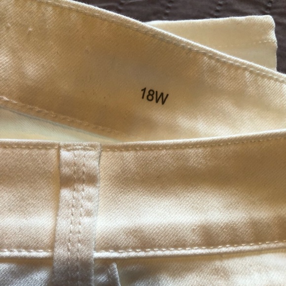 St John’s Bay Women’s Jeans 🤍🖤 - Picture 2 of 6